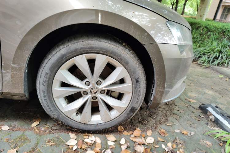 Used Skoda Superb 2016 TSI330 DSG Innovation Edition Right Front Wheel Hub