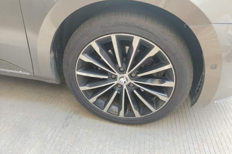 Used Skoda Superb 2016 TSI330 DSG Smart Drive Edition Right Front Wheel Hub