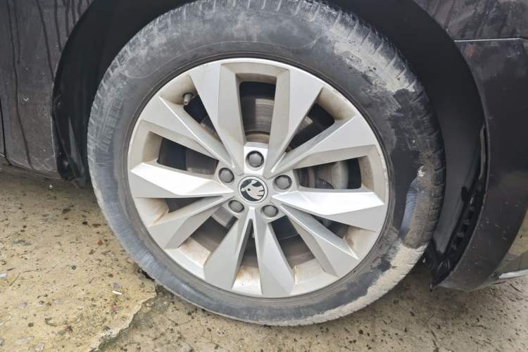 Used Skoda Superb 2016 TSI280 DSG Innovation Edition Right Front Wheel Hub