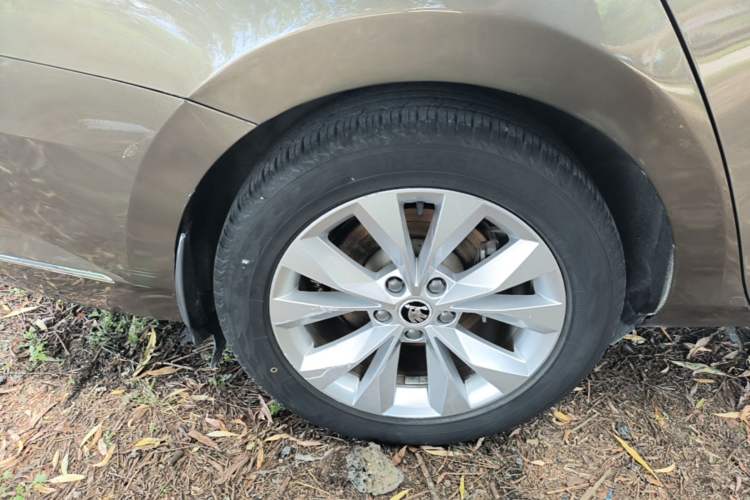 Used Skoda Superb 2016 TSI280 DSG Innovation Edition Right Rear Wheel Hub