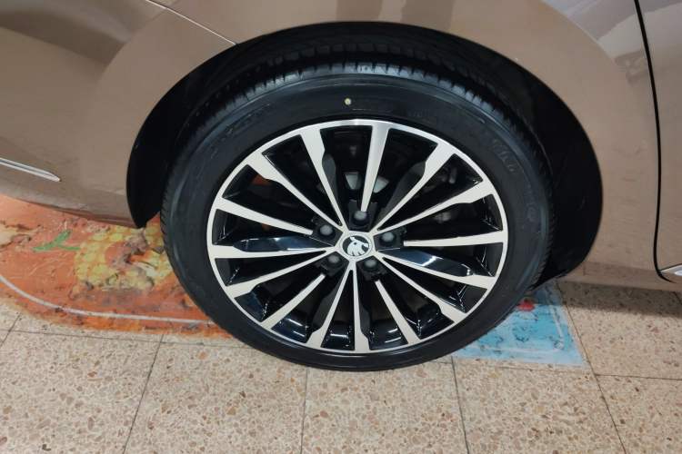 Used Skoda Superb 2016 TSI330 DSG Smart Drive Edition Right Rear Wheel Hub