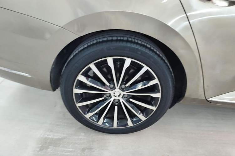 Used Skoda Superb 2016 TSI330 DSG Smart Drive Edition Right Rear Wheel Hub