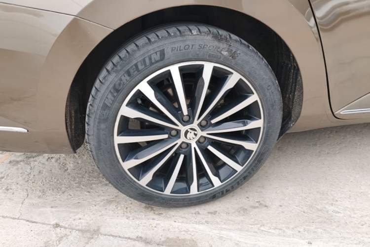 Used Skoda Superb 2016 TSI330 DSG Smart Drive Edition Right Rear Wheel Hub