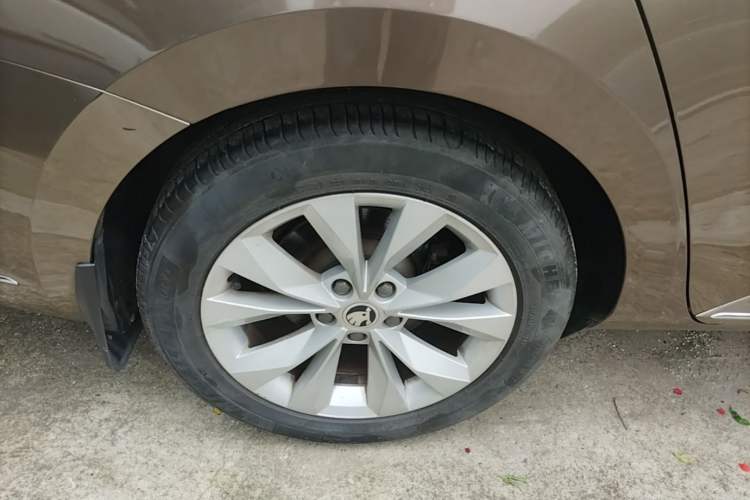 Used Skoda Superb 2016 TSI280 DSG Innovation Edition Right Rear Wheel Hub