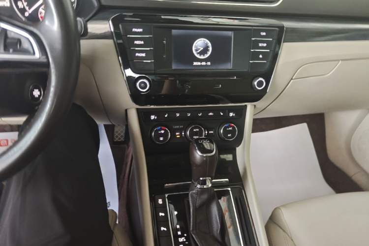 Used Skoda Superb 2016 TSI330 DSG Smart Drive Edition Audio And AC Panel