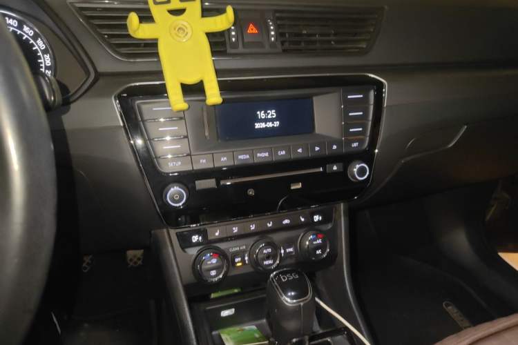 Used Skoda Superb 2016 TSI330 DSG Innovation Edition Audio And AC Panel