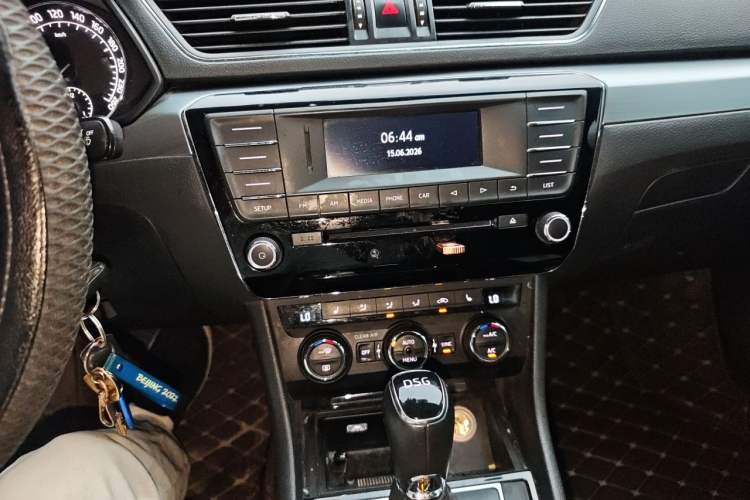 Used Skoda Superb 2016 TSI280 DSG Innovation Edition Audio And AC Panel