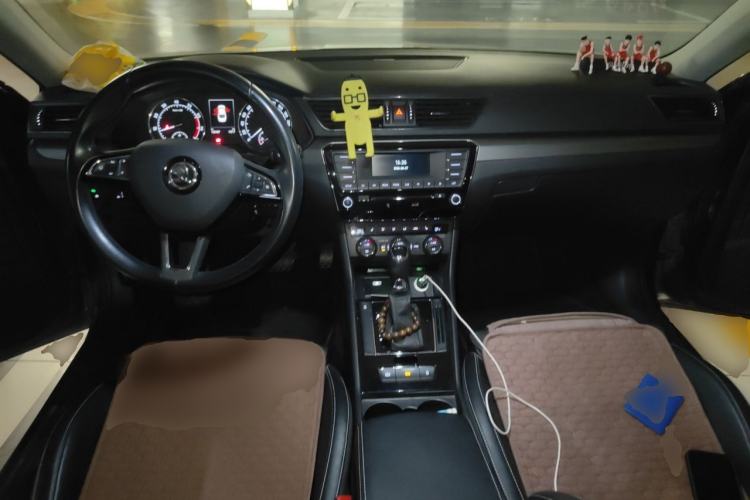 Used Skoda Superb 2016 TSI330 DSG Innovation Edition Center Console