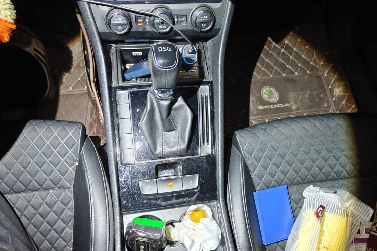 Used Skoda Superb 2016 TSI280 DSG Innovation Edition Gear Lever