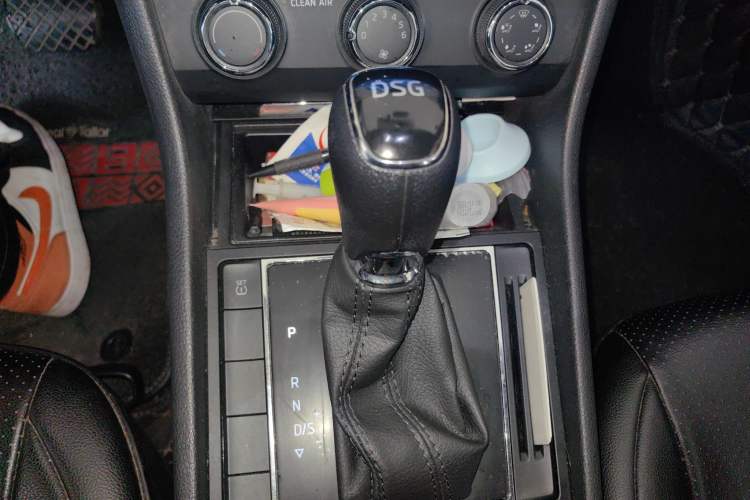 Used Skoda Superb 2016 TSI280 DSG Advanced Edition Gear Lever