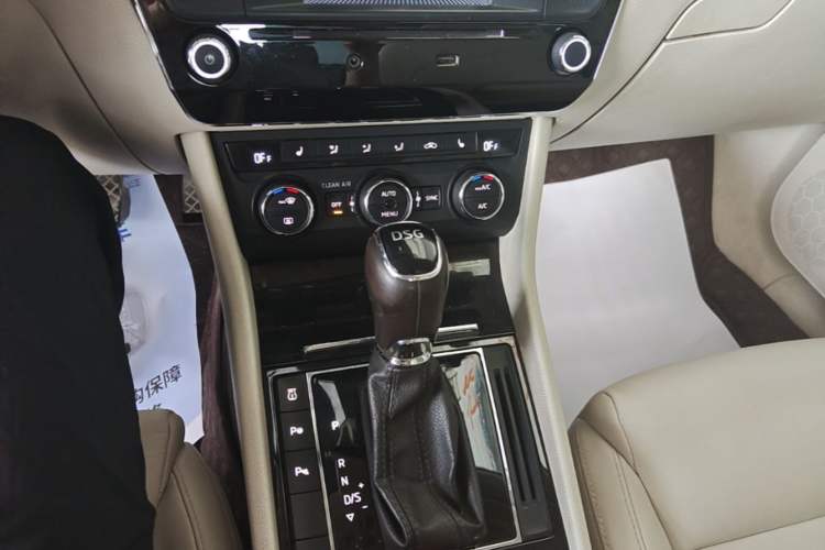 Used Skoda Superb 2016 TSI330 DSG Smart Drive Edition Gear Lever