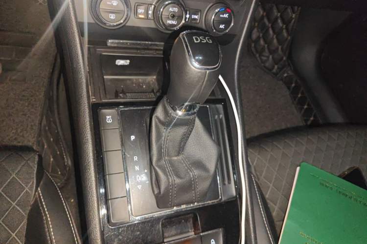 Used Skoda Superb 2016 TSI330 DSG Innovation Edition Gear Lever