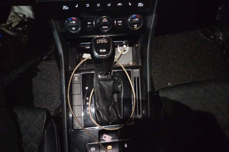 Used Skoda Superb 2016 TSI330 DSG Innovation Edition Gear Lever