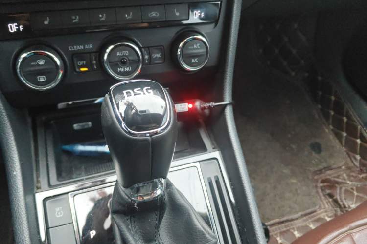 Used Skoda Superb 2016 TSI330 DSG Innovation Edition Gear Lever