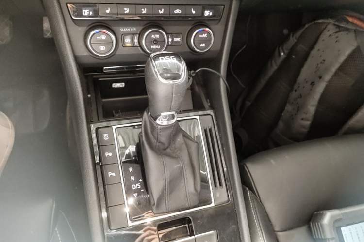 Used Skoda Superb 2016 TSI330 DSG Smart Drive Edition Gear Lever