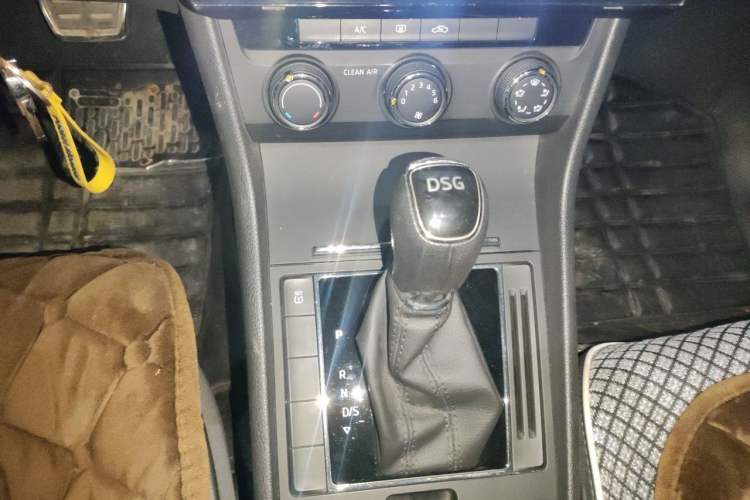 Used Skoda Superb 2016 TSI280 DSG Advanced Edition Gear Lever