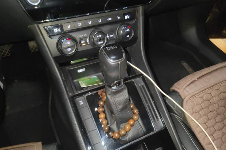 Used Skoda Superb 2016 TSI330 DSG Innovation Edition Gear Lever