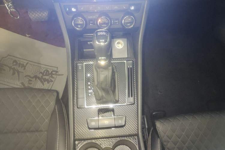 Used Skoda Superb 2016 TSI330 DSG Innovation Edition Gear Lever