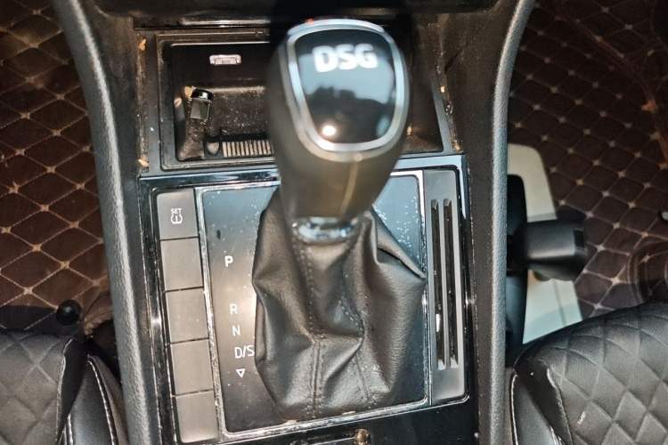 Used Skoda Superb 2016 TSI280 DSG Innovation Edition Gear Lever