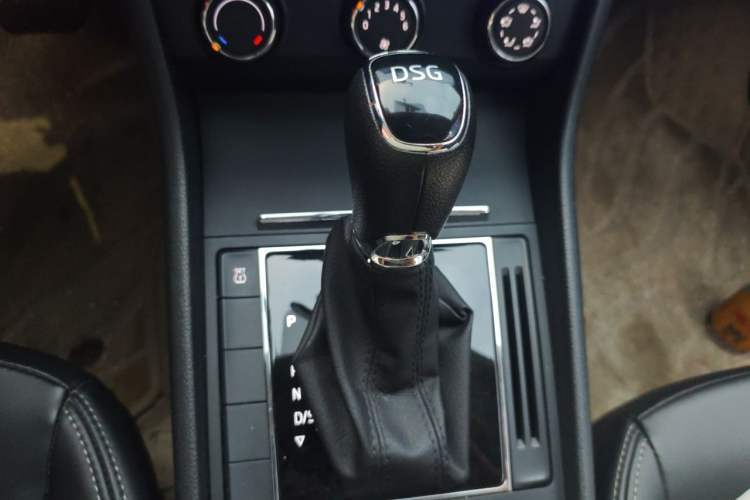 Used Skoda Superb 2016 TSI280 DSG Advanced Edition Gear Lever