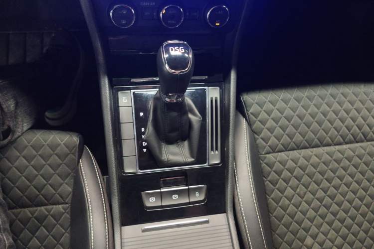 Used Skoda Superb 2016 TSI280 DSG Innovation Edition Gear Lever