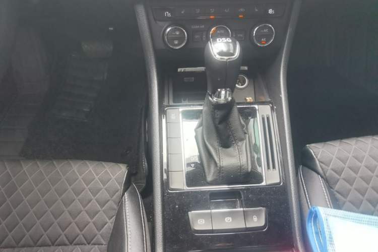 Used Skoda Superb 2016 TSI330 DSG Innovation Edition Gear Lever