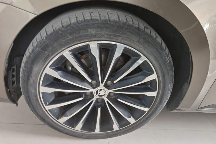 Used Skoda Superb 2016 TSI330 DSG Smart Drive Edition Left Front Wheel Hub