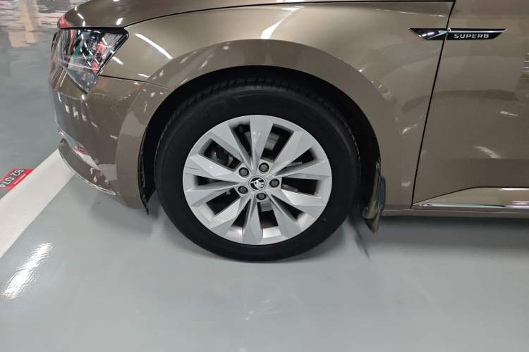 Used Skoda Superb 2016 TSI280 DSG Innovation Edition Left Front Wheel Hub