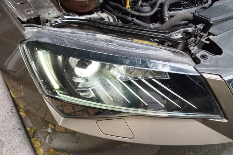 Used Skoda Superb 2016 TSI330 DSG Smart Drive Edition Right Front Headlight