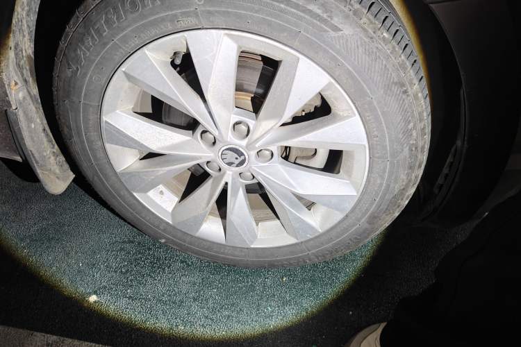 Used Skoda Superb 2016 TSI280 DSG Innovation Edition Right Front Wheel Hub