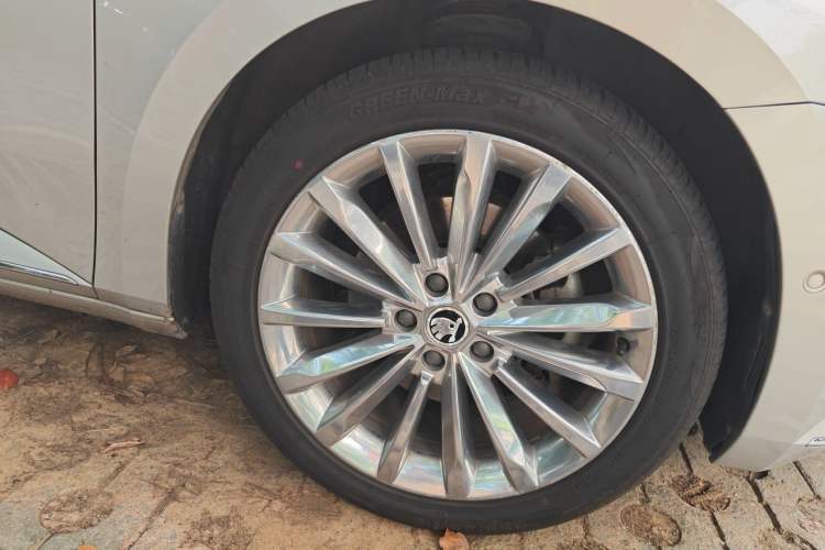Used Skoda Superb 2016 TSI380 DSG Flagship Edition Right Front Wheel Hub