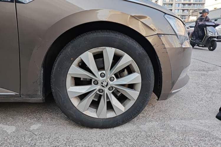 Used Skoda Superb 2016 TSI280 DSG Innovation Edition Right Front Wheel Hub