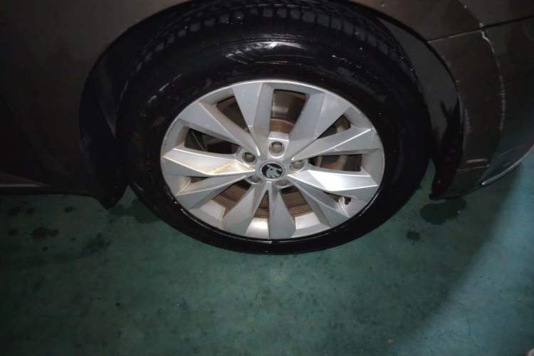 Used Skoda Superb 2016 TSI330 DSG Innovation Edition Right Front Wheel Hub