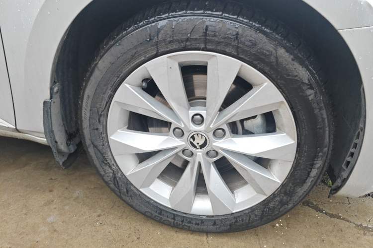 Used Skoda Superb 2016 TSI330 DSG Innovation Edition Right Front Wheel Hub