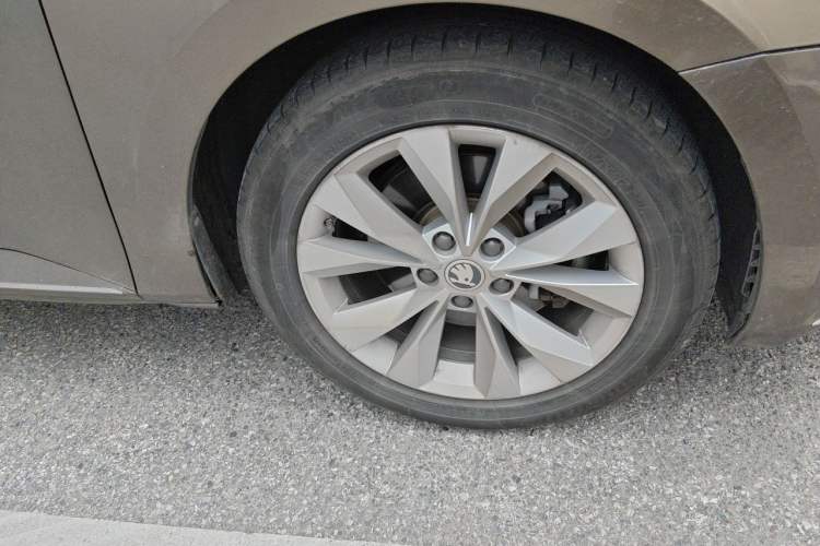 Used Skoda Superb 2016 TSI330 DSG Innovation Edition Right Front Wheel Hub