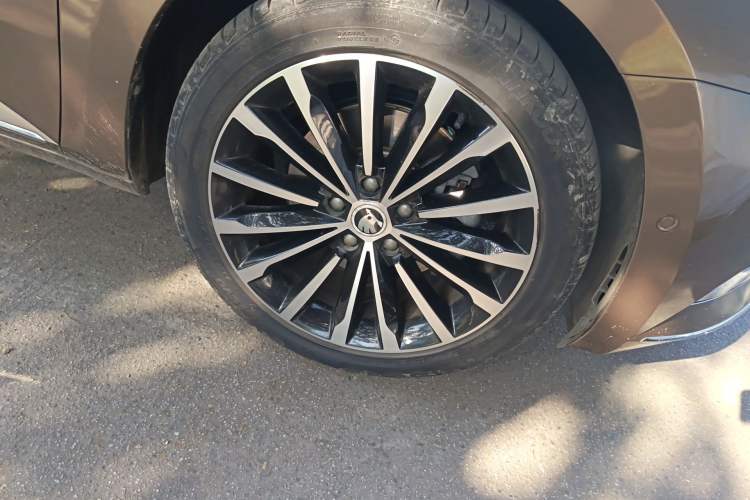 Used Skoda Superb 2016 TSI330 DSG Smart Drive Edition Right Front Wheel Hub