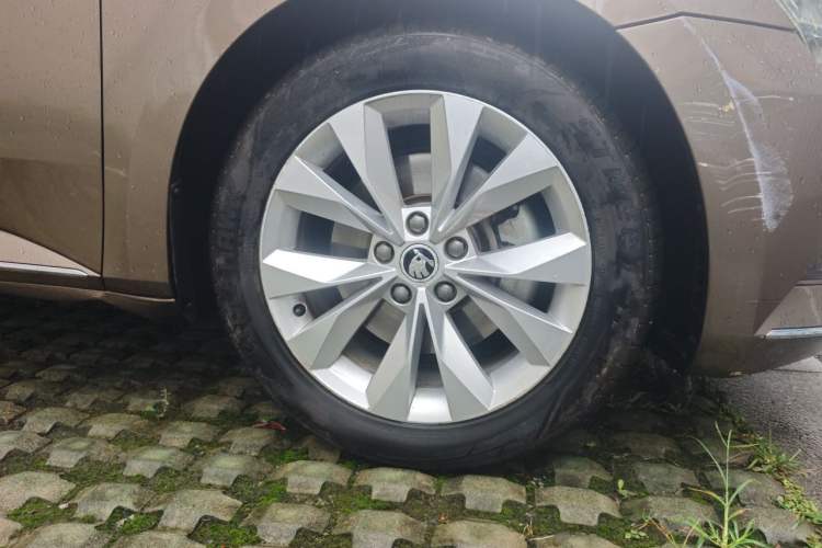 Used Skoda Superb 2016 TSI280 DSG Innovation Edition Right Front Wheel Hub