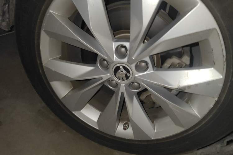 Used Skoda Superb 2016 TSI330 DSG Innovation Edition Right Front Wheel Hub