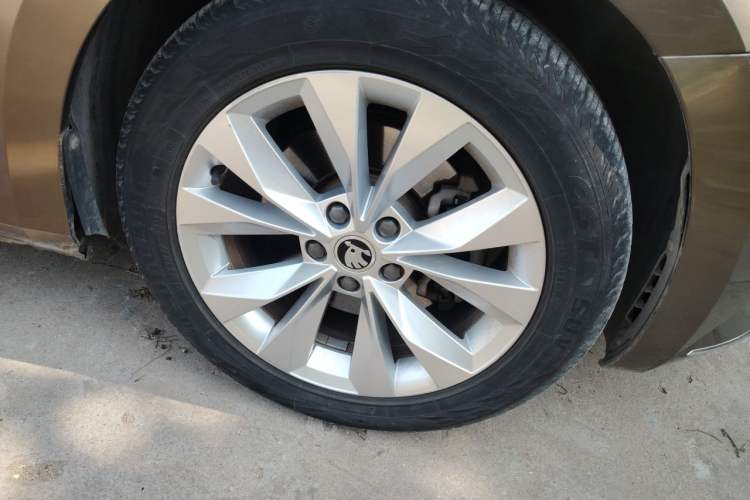 Used Skoda Superb 2016 TSI280 DSG Innovation Edition Right Front Wheel Hub