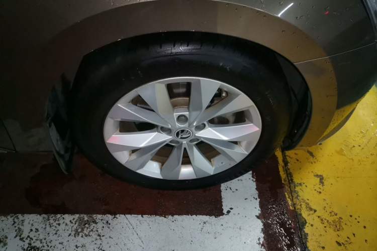 Used Skoda Superb 2016 TSI280 DSG Innovation Edition Right Front Wheel Hub