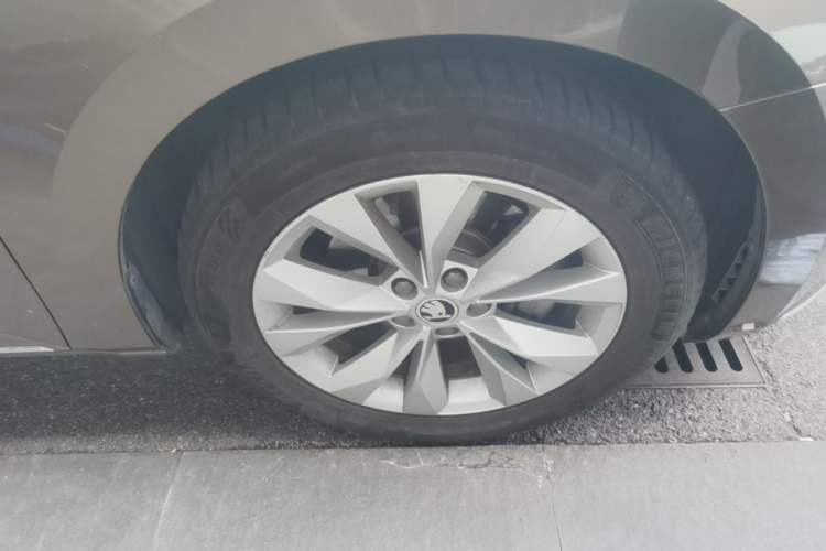 Used Skoda Superb 2016 TSI330 DSG Innovation Edition Right Front Wheel Hub