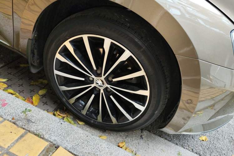 Used Skoda Superb 2016 TSI330 DSG Smart Drive Edition Right Front Wheel Hub