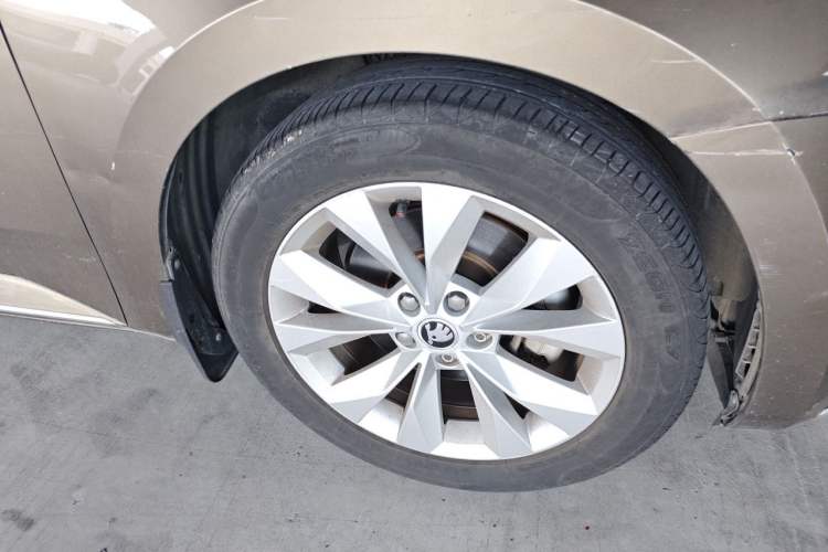 Used Skoda Superb 2016 TSI280 DSG Innovation Edition Right Front Wheel Hub