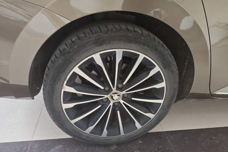 Used Skoda Superb 2016 TSI330 DSG Smart Drive Edition Right Rear Wheel Hub