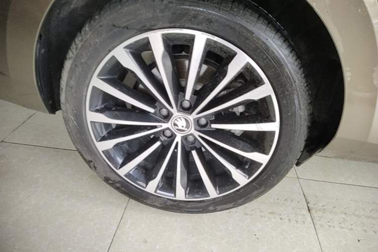 Used Skoda Superb 2016 TSI330 DSG Smart Drive Edition Right Rear Wheel Hub