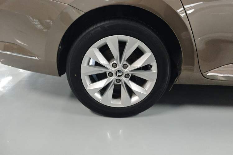Used Skoda Superb 2016 TSI280 DSG Innovation Edition Right Rear Wheel Hub