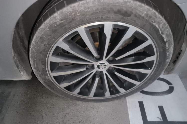 Used Skoda Superb 2016 TSI330 DSG Smart Drive Edition Right Front Wheel Hub