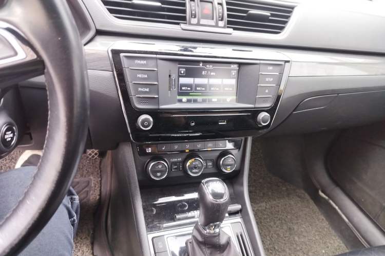 Used Skoda Superb 2016 TSI330 DSG Smart Drive Edition Audio And AC Panel