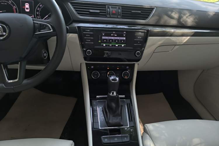 Used Skoda Superb 2016 TSI330 DSG Smart Drive Edition Audio And AC Panel