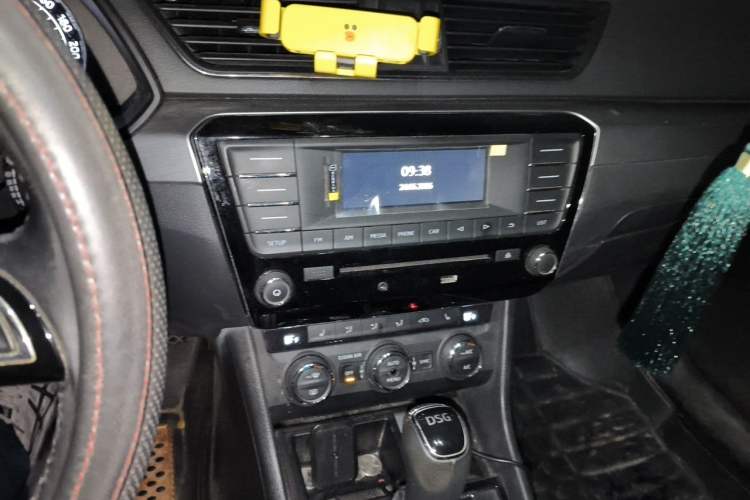 Used Skoda Superb 2016 TSI330 DSG Innovation Edition Audio And AC Panel